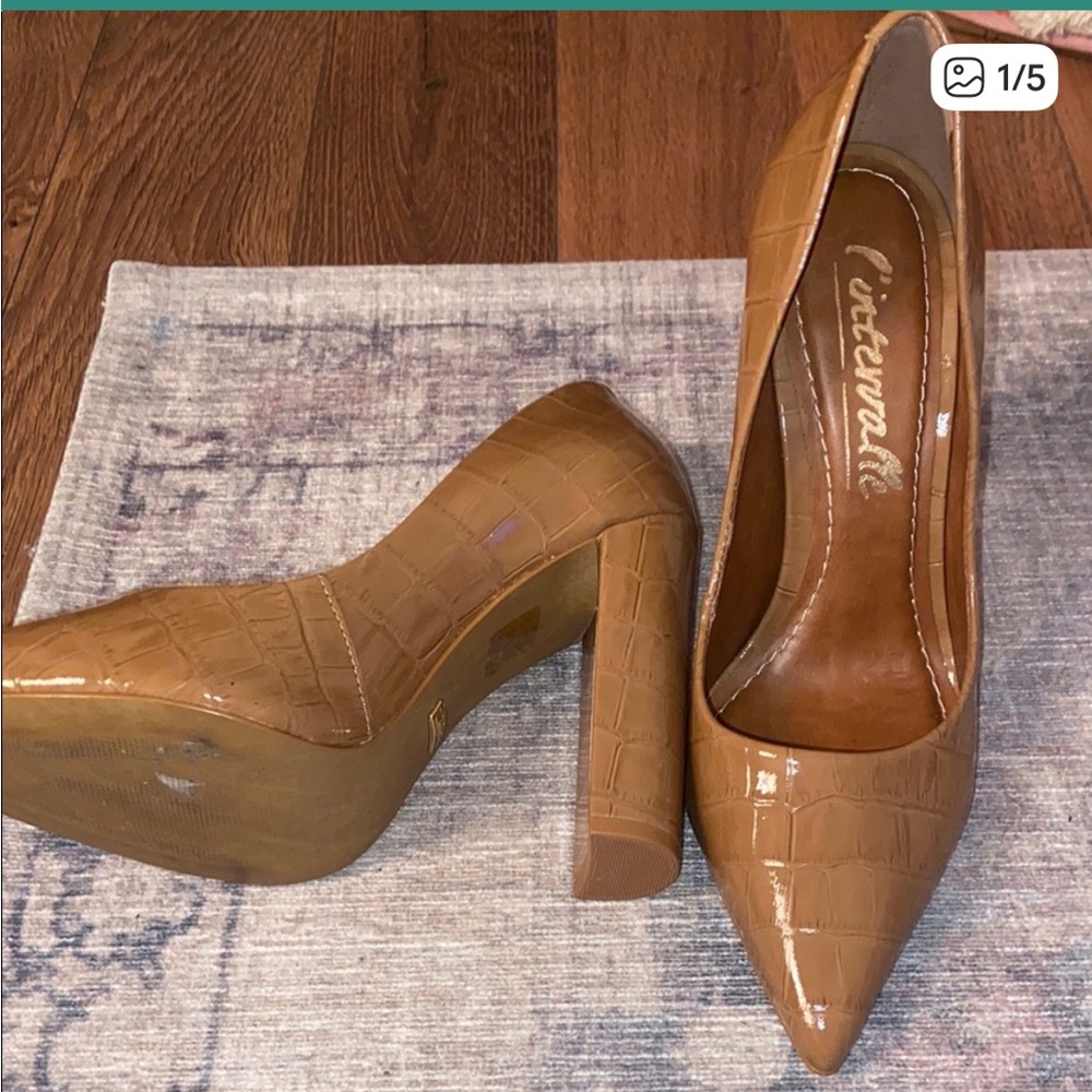 Intervalle pointy heel size 6